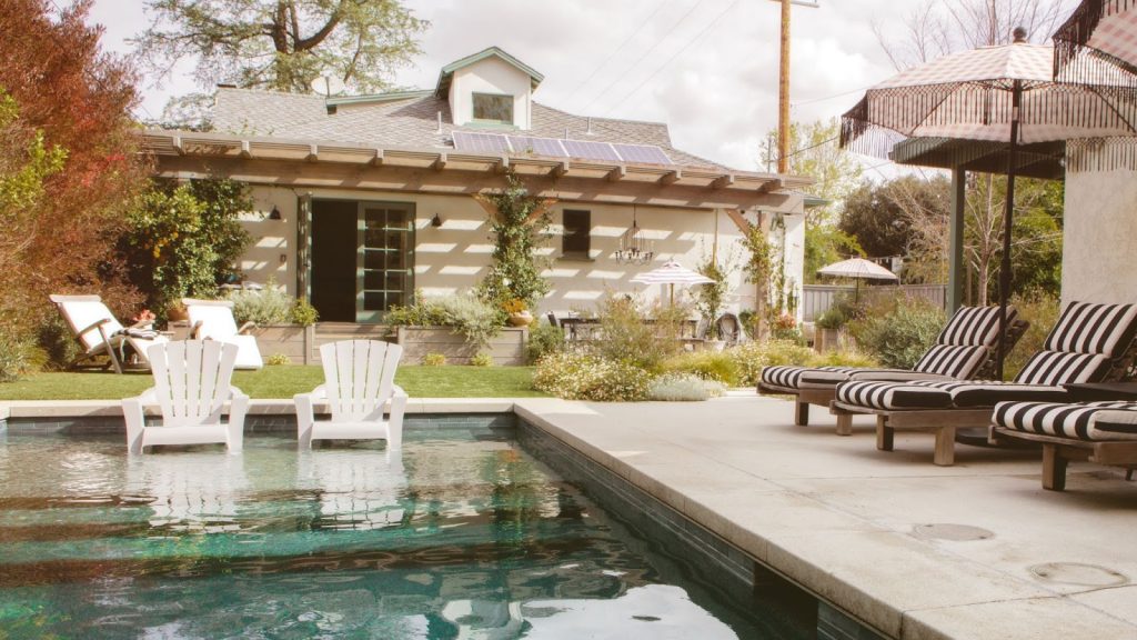 Aménagement d’une cour extérieure avec un jardin et une piscine creusée