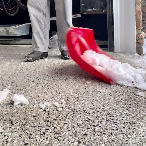 alt="Pelletage revêtement en polyaspartique avec flocons extérieur"