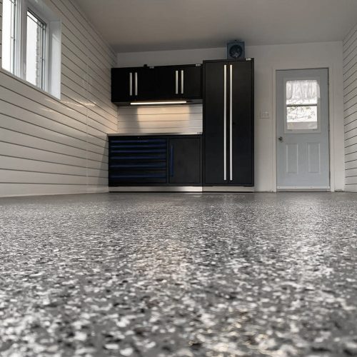 1-283100163_5195726130518550_8183930354433385403_n alt="plancher de garage chauffant avec revêtement de polyaspartique avec flocons de vinyle"