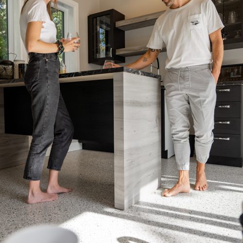 2022-10-06-betonsurface_photoshoot_editedhighresolution-27 alt="deux personnes pieds nues sur un sol de polyaspartique chauffant à l'intérieur"