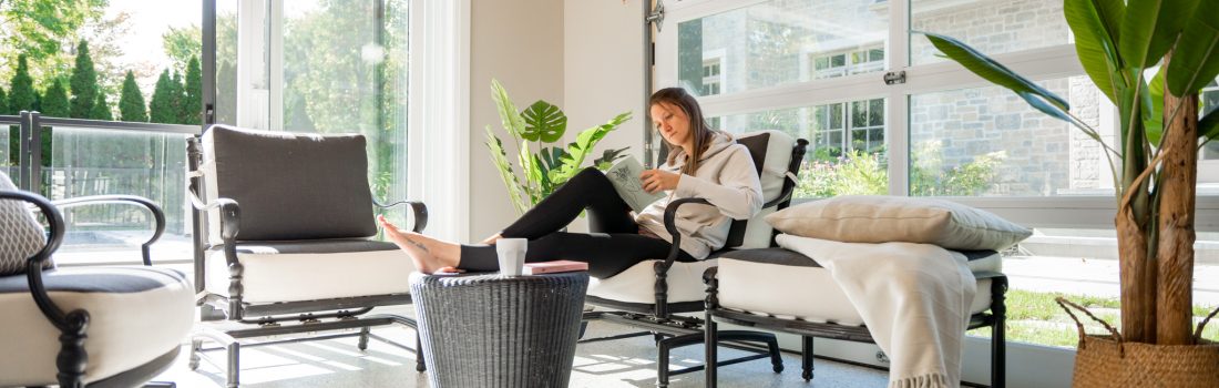 2022-10-06-betonsurface_photoshoot_editedweb_24 alt="grand espace intérieur avec plancher chauffant sous sol de polyaspartique"