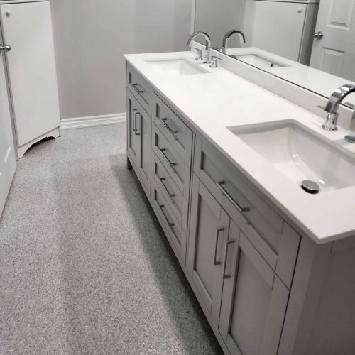 431111031_775933487749135_1768578436555698249_n alt="revêtement de polyaspartic avec flocons de vinyle à l'intérieur dans une salle de bain"