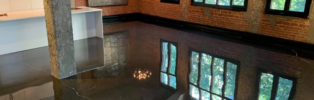alt="époxy clair dans un loft avec un coté miroir magnifique"