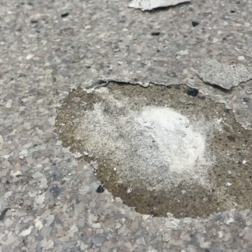 alt="Efflorescence sous resurfacage en polyaspartique"