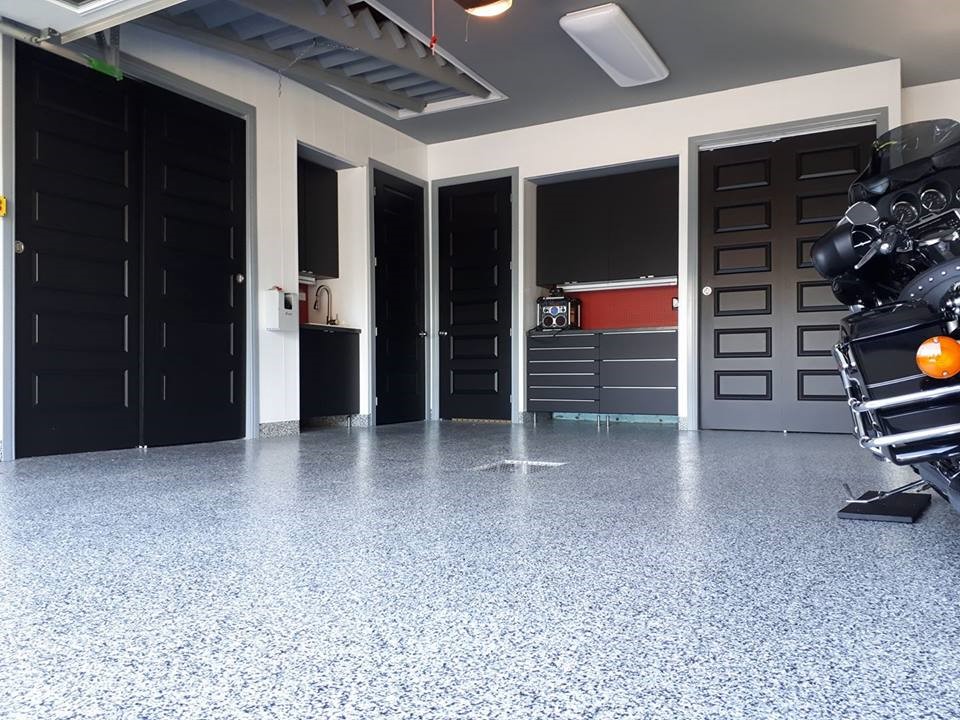 Finition intérieure en polyuréa avec flocons dans un garage