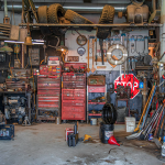 Image représentant un garage en désordre qui a besoin d'un aménagement