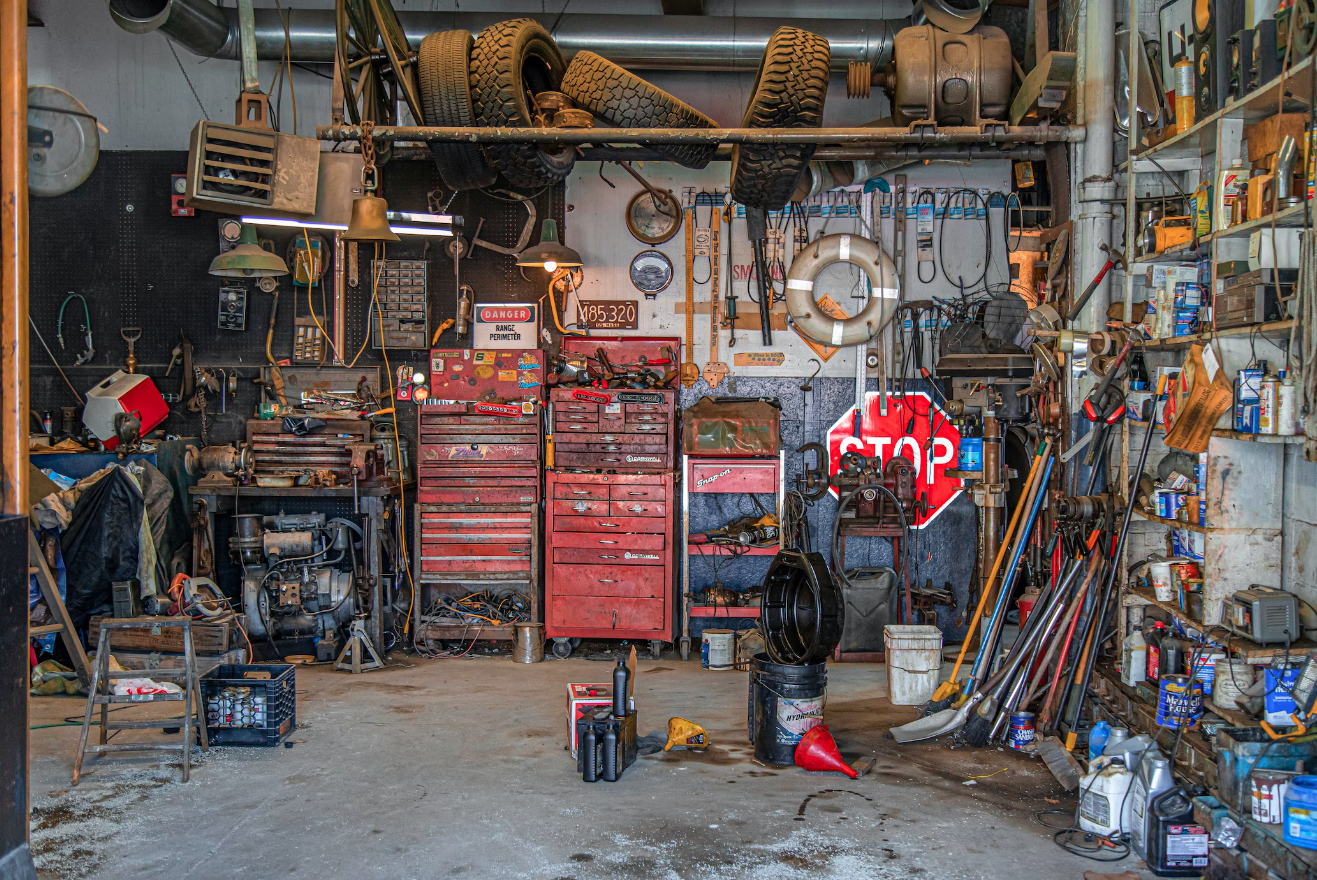 Image représentant un garage en désordre qui a besoin d'un aménagement