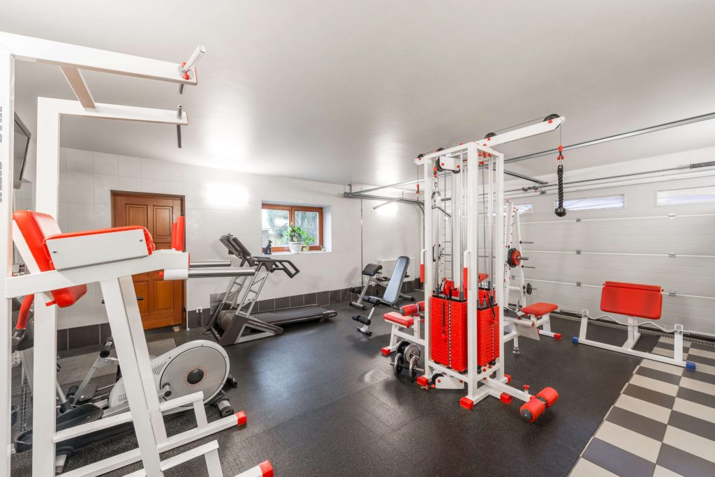 salle d'entraînement aménagée dans une maison