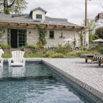 alt=magnifique cours arrière avec piscine et contour de pisicne avec revêtement de polyaspartique avec flocons de vinyles"