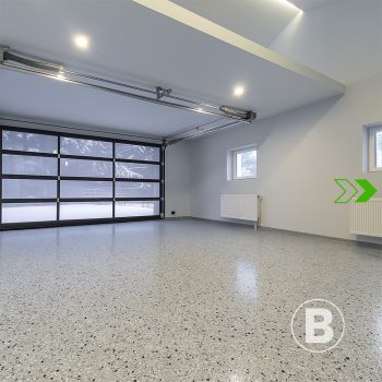 alt="Garage lumineux avec plancher gris à flocons."