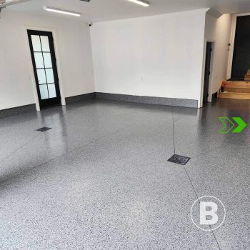alt="Garage avec revêtement de plancher gris à flocons."