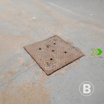 alt="Dalle de béton usée avec taches et poussière."