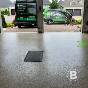 alt="Plancher de garage rénové avec revêtement gris à flocons."