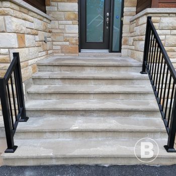 alt="Escalier extérieur en béton usé par le gel et le dégel."