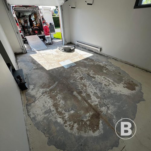 alt="sol de garage complètement abîmé par l'usure, les pneus, les abrasifs et le gel"