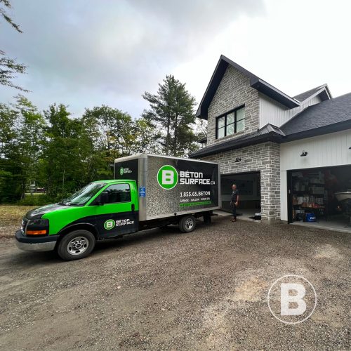 alt="grande maison en région avec un camion Béton Surface
